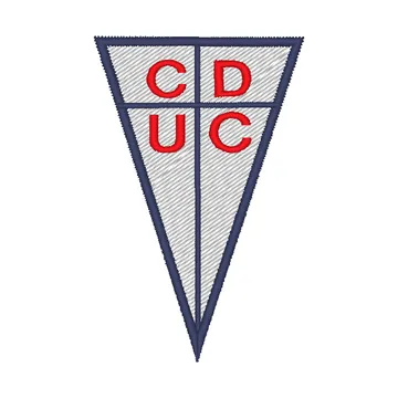 Parche triangular bordado con las iniciales de la Universidad Católica en rojo y azul.